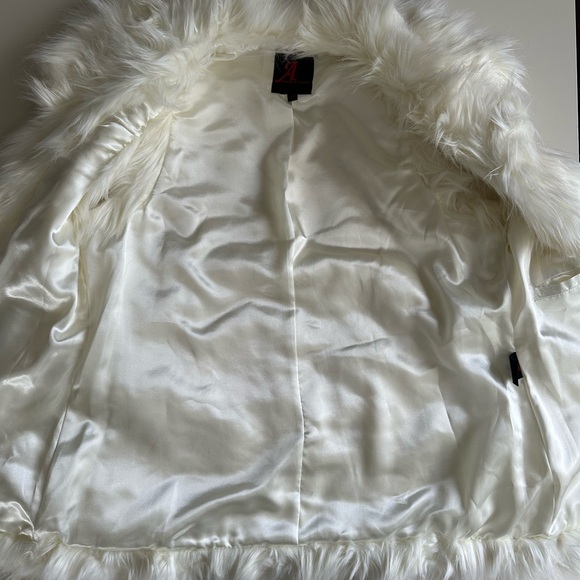 Adrienne Landau Ivory Faux Fur Sleeveless Vest size. Size M - Picture 4 of 7